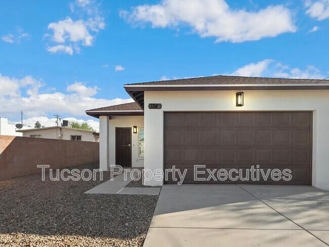 Building Photo - 324 W 23rd St