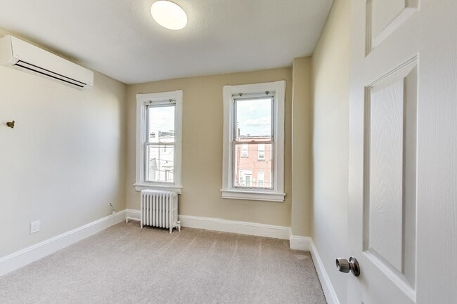 Building Photo - Spacious 3bd/2.5 bath updated townhome in ...