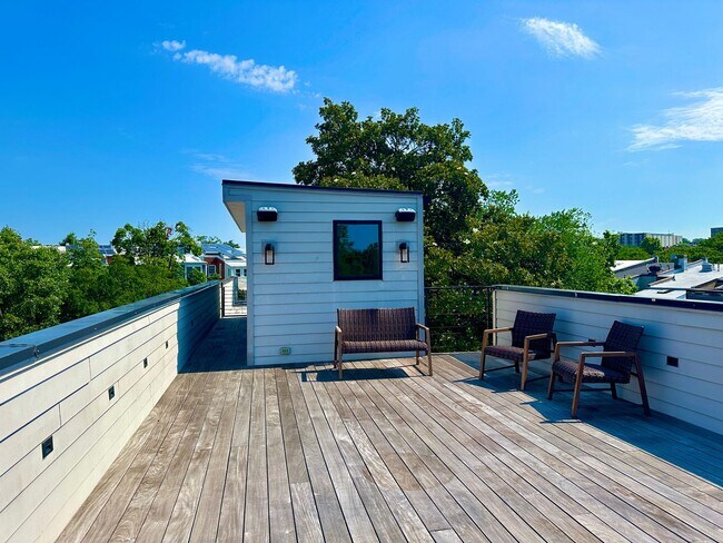 Building Photo - 2 Bedroom 2.5 Bathroom Penthouse with Park...