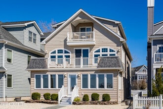 Building Photo - 556 Riverside Dr