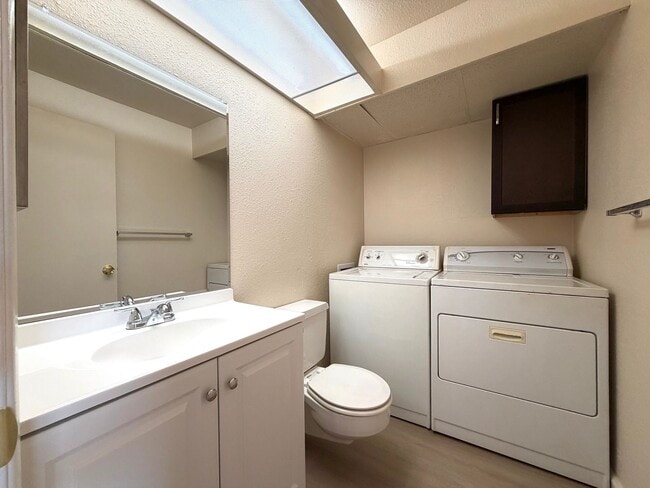 Building Photo - Glendale 3 Bed / 2 Bath Townhome | Two-Story Layout