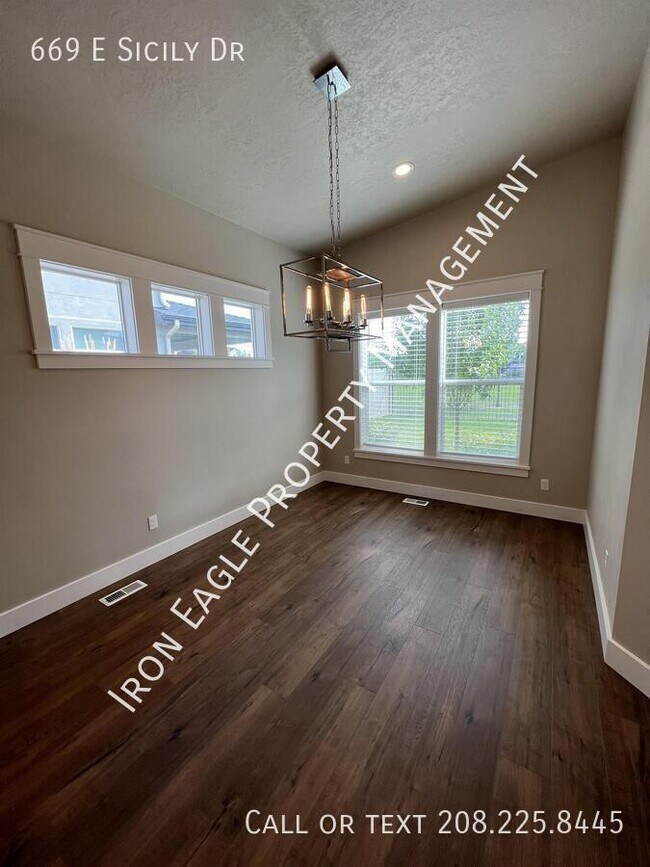 Building Photo - 669 E Sicily Dr