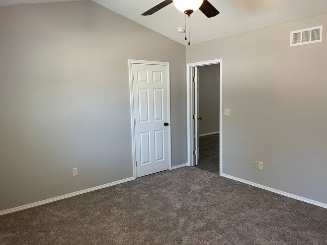 Building Photo - KU3-Osage Duplex 3