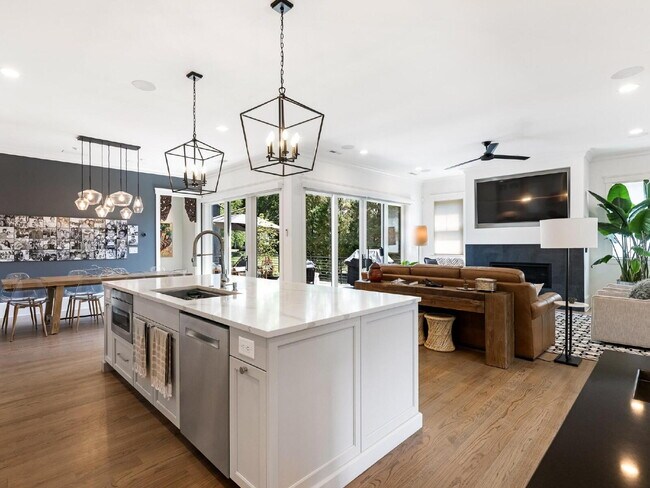 Building Photo - Spacious Elegance Awaits!