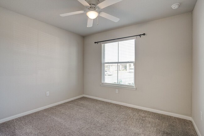Building Photo - Charming 4/BR 2/BA One-Level Home with Spa...