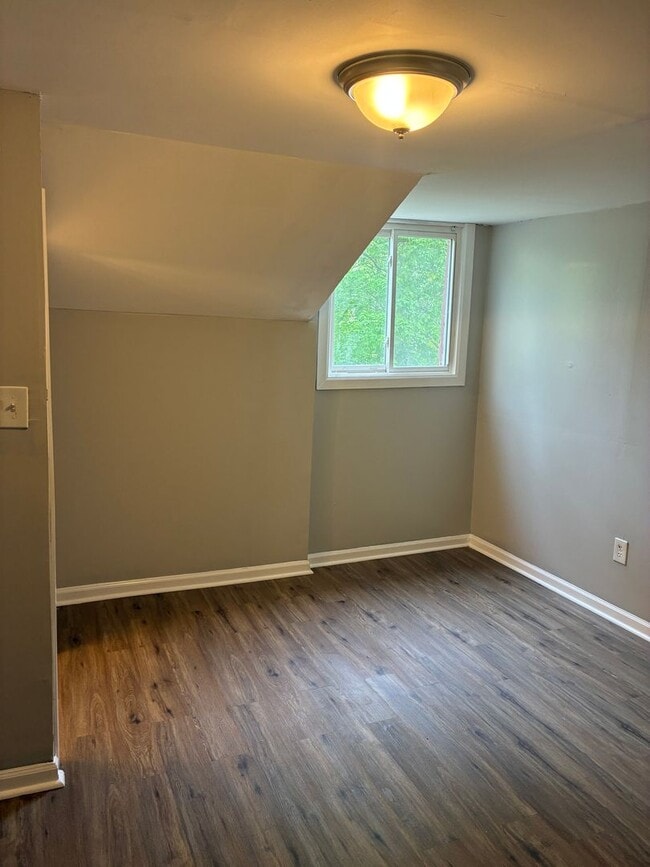 Building Photo - Spacious 3 Bed / 2 Bath Home with Basement & Private Yard
