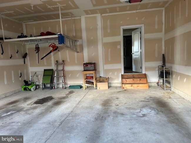 Building Photo - 605 Sunflower Cir