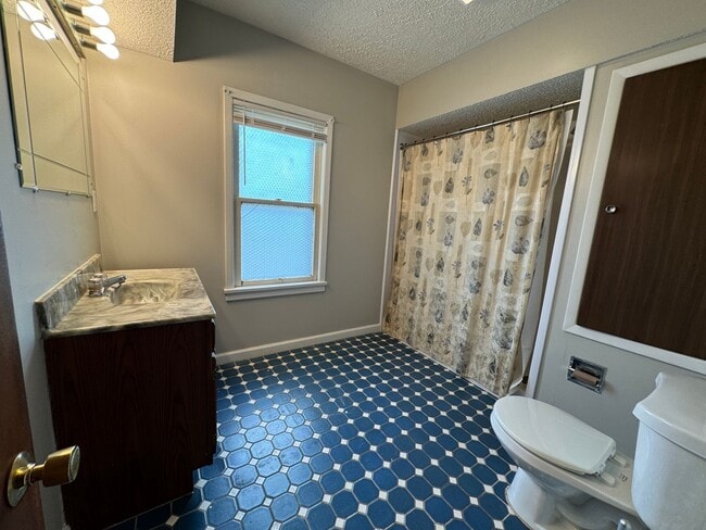 Building Photo - Newly updated 3 bd single fam house ( NO VOUCHERS)