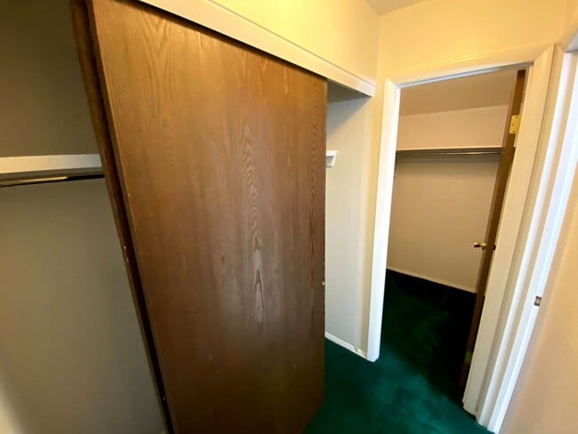 Building Photo - 3 Bedroom, 1.5 Bathroom Townhouse Next to High School and Middle School