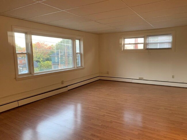 Building Photo - Welcome to this cozy 2nd floor 1-bedroom, ...