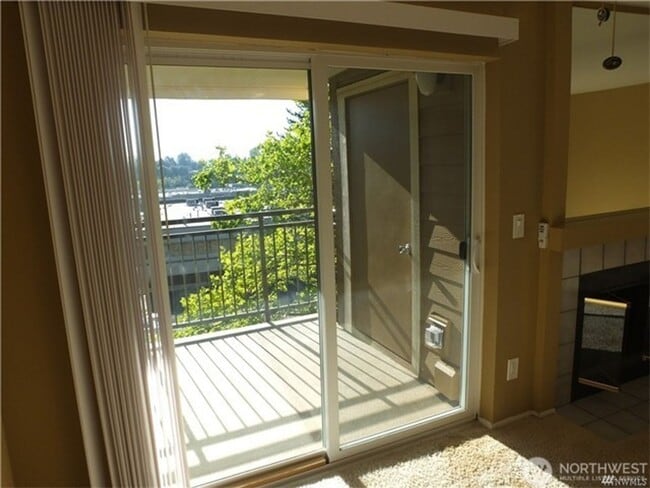 Building Photo - 1Bd/1Ba Bellevue Condo
