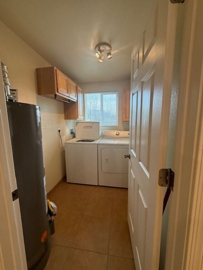 Building Photo - 2 Bedroom Home Contact Property Pros