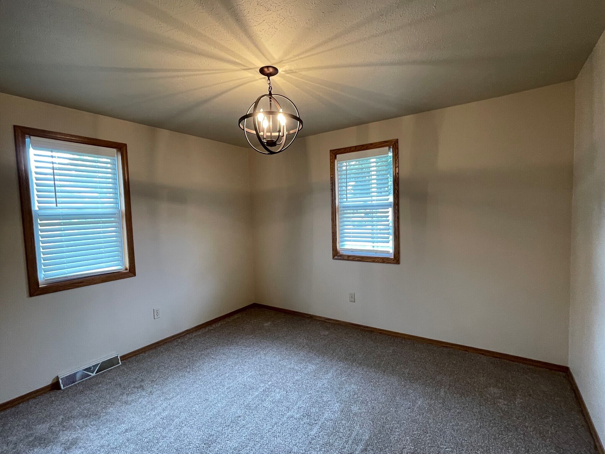 Building Photo - 1380 Cardinal Ln