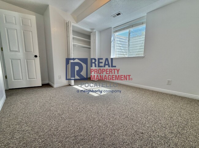 Building Photo - 5 Bedroom 3.5 Bath Duplex - 2 car garage