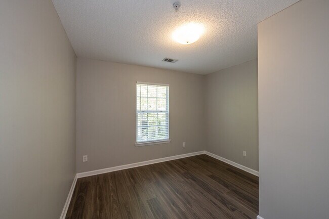 Building Photo - "Charming 3-Bed Home with 2.5 Baths close ...