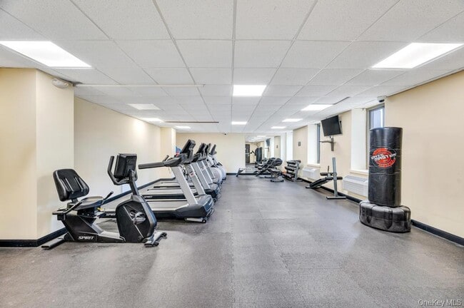 Building Photo - 100 W Broadway