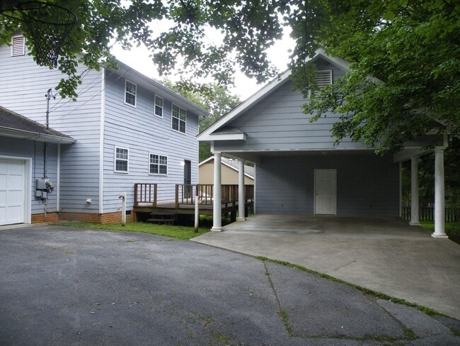Building Photo - 3 bedroom Signal Mountain Home!