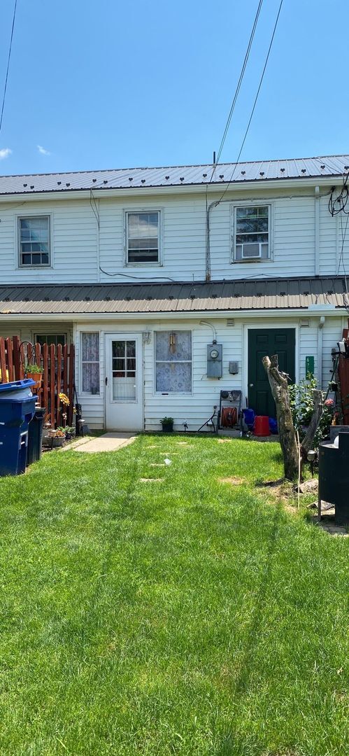 Building Photo - Available June 1st | 2 Bedroom Townhouse