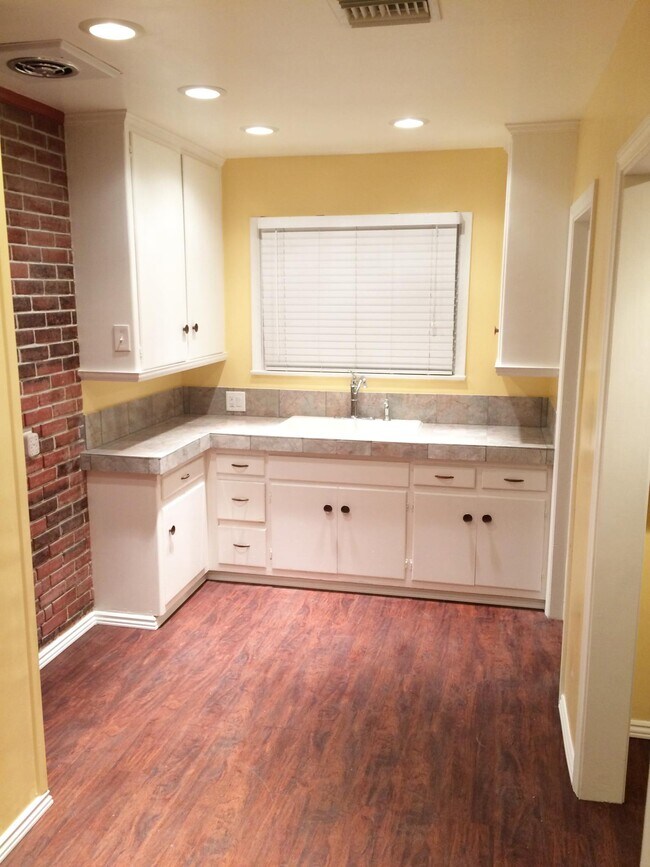 Building Photo - 1831 N Hollywood Way