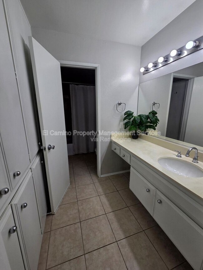 Building Photo - 2520 Graham Ave