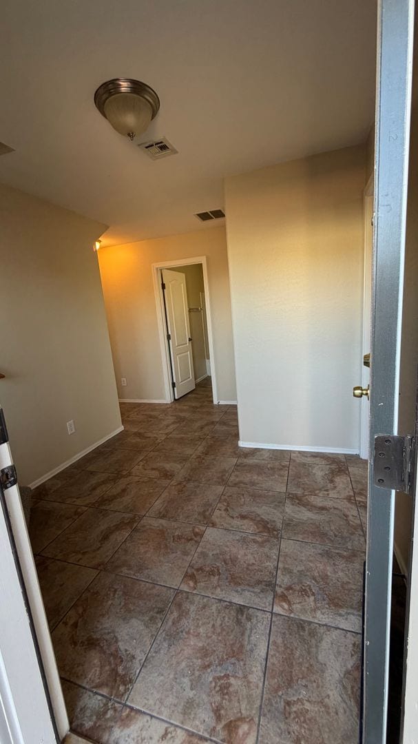 Building Photo - Spacious Surprise home with large backyard