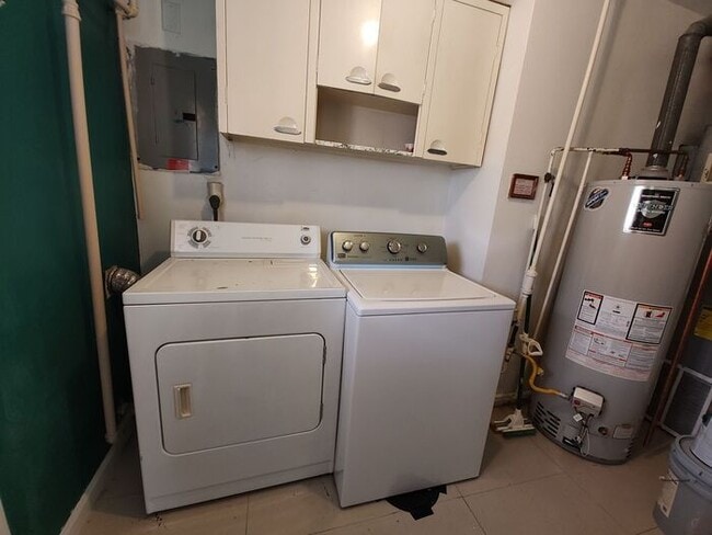 Building Photo - Mishawaka South West Near Park and local universities