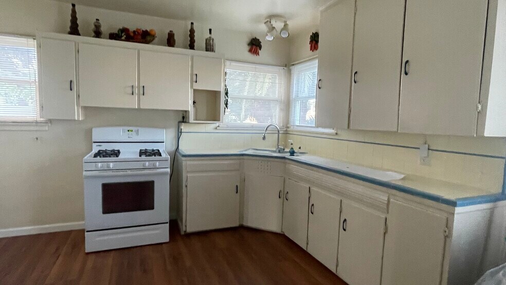 Building Photo - 5214 Golden Ave