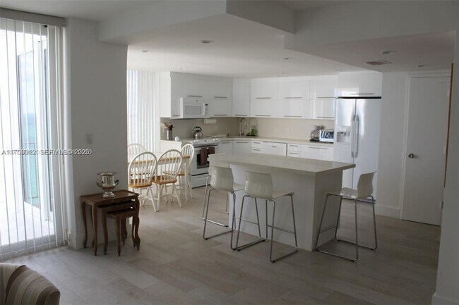 Building Photo - 881 Ocean Dr