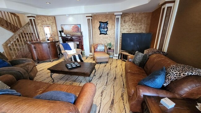 Building Photo - 104 S Avolyn Ave