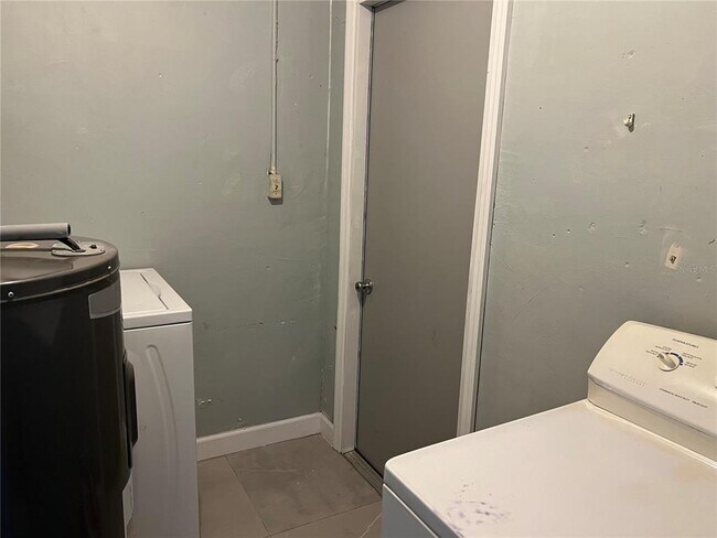 Building Photo - 21130 Gladis Ave