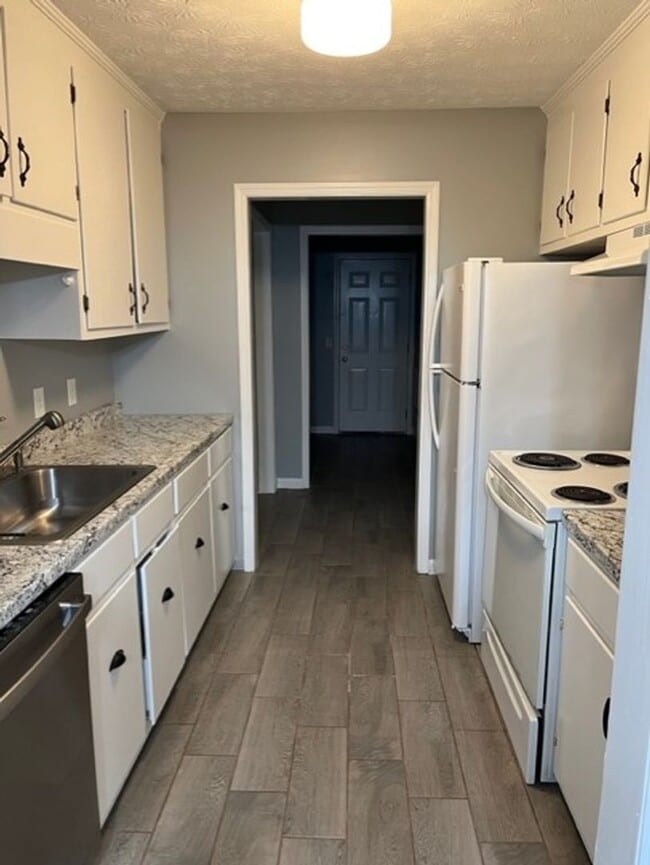 Building Photo - Updated 2BR/1.5BA Duplex | Lawn Care & Trash Included