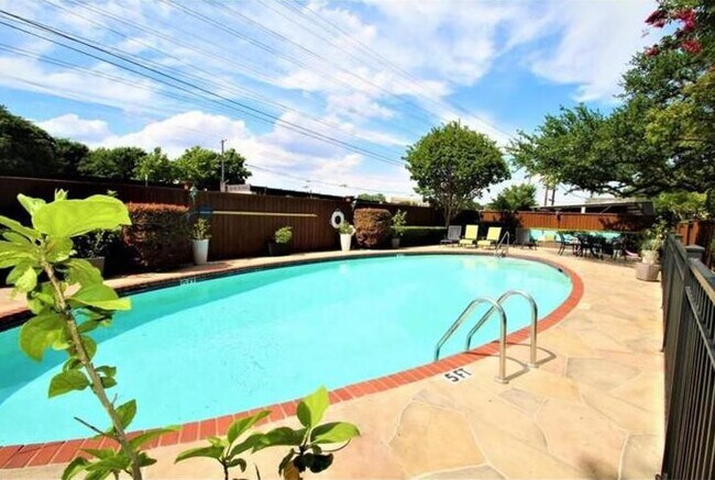 Building Photo - 7829 Royal Ln