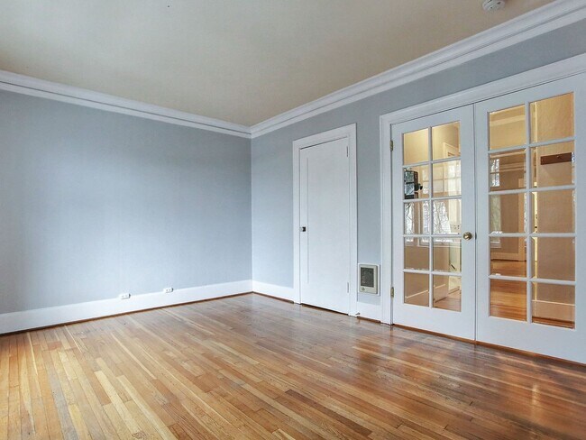 Building Photo - Beautiful 1 Bed w/ Hardwoods on NW Couch &...