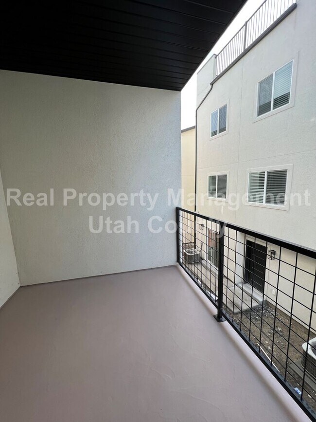 Building Photo - American Fork Town home small pet friendly