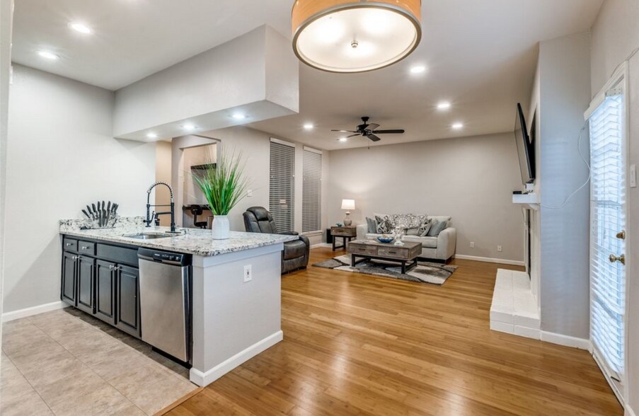 Building Photo - 7525 Holly Hill Dr