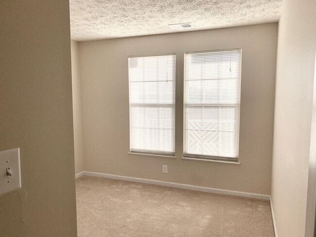 Building Photo - Light Filled 2bd 2bth Penthouse Condo In Piney Orchard!