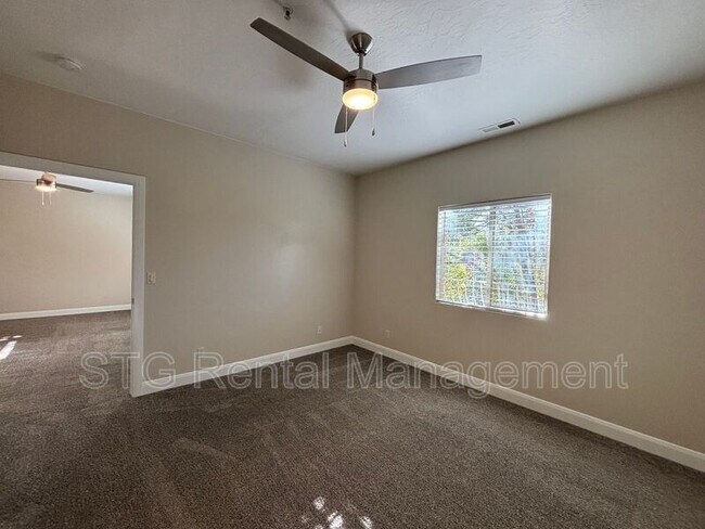 Building Photo - 700 N Main St