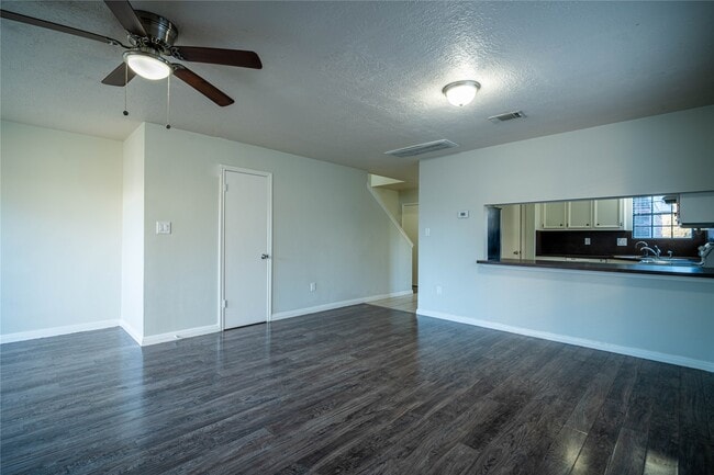 Building Photo - 512 Birdsong Dr