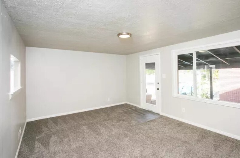 Building Photo - 12 E 400 N