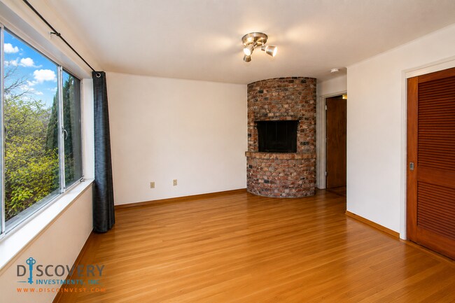 Building Photo - Contemporary North Berkeley 2 Bedroom Condominium