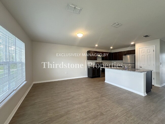 Building Photo - 37 Wood Amber Ln