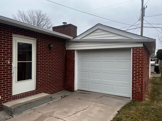 Building Photo - Rare FOUR Bedroom Single Family Home for Rent