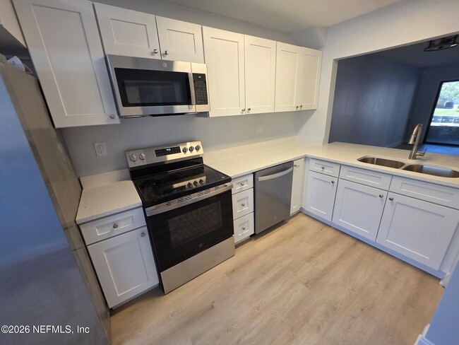 Building Photo - 7701 Baymeadows Cir W