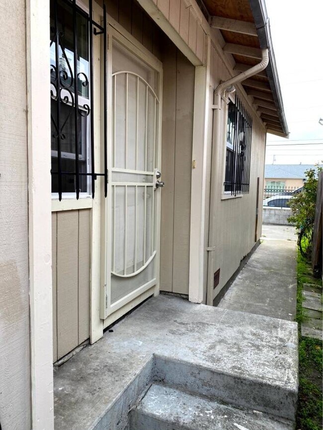 Building Photo - 560 3rd St