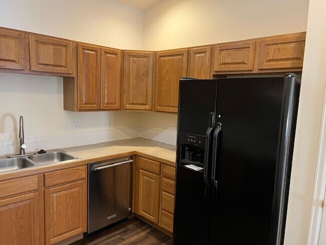 Building Photo - Beautiful 5 bedroom home available NOW