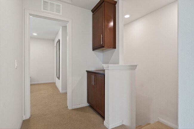 Building Photo - 3-Bed + 3.5-Bath Townhouse | Springville | Camarillo | Unfurnished