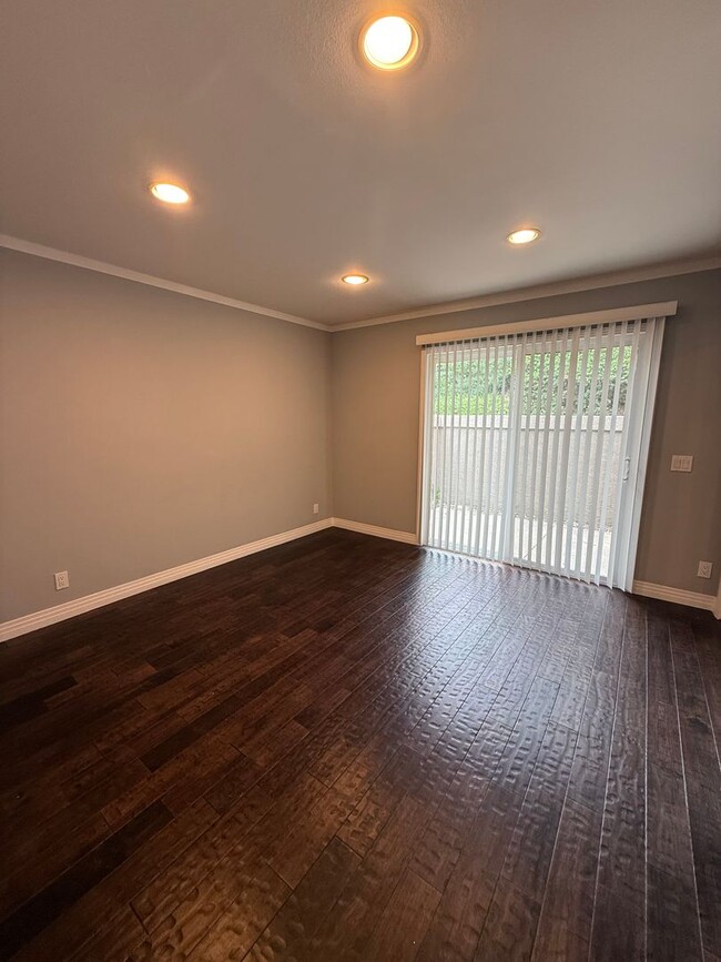 Building Photo - 3 bed, 2 1/2 bath Townhome located in Chat...