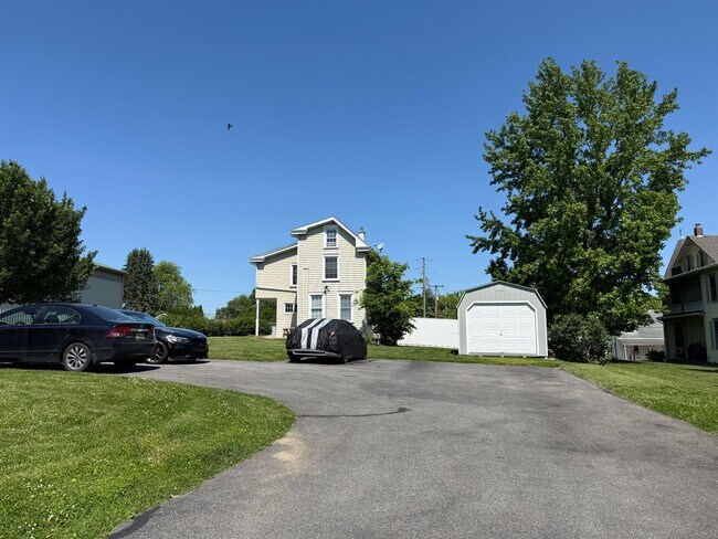 Building Photo - 147 Manheim St