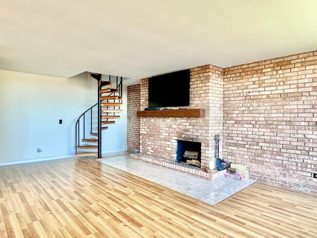 Building Photo - 5600 Hillcrest Ln