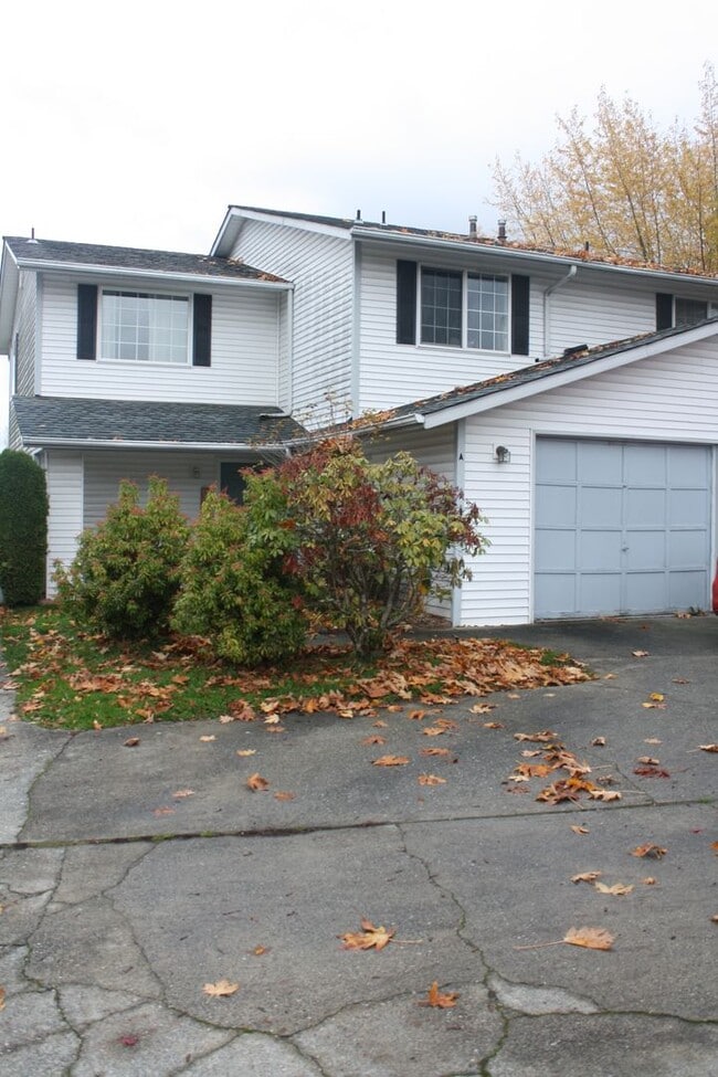 Building Photo - 3 bdrm, 2.5 bath, 2 car garage  (1 attached, 1 detached), Fenced yard, Minutes to Mall and I-5
